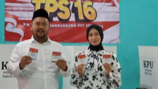 Calon Bupati Gresik Gus Yani dan istri di TPS 16. Calon Bupati Gresik Gus Yani dan istri di TPS 16.