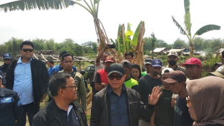 Wakil Ketua Komisi XII DPRI RI, Sugeng Suparwoto saat meninjau lokasi pertambangan di Desa Sawo, Kecamatan Kutorejo, Mojokerto Wakil Ketua Komisi XII DPRI RI, Sugeng Suparwoto saat meninjau lokasi pertambangan di Desa Sawo, Kecamatan Kutorejo, Mojokerto