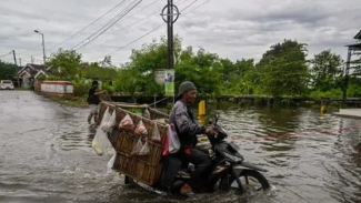 Banjir di Mojokerto berdampak pada aktivitas masyarakat. Banjir di Mojokerto berdampak pada aktivitas masyarakat.