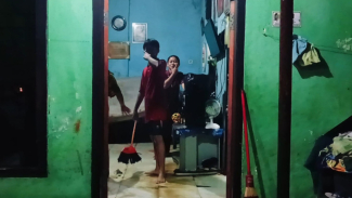 Warga Sidorejo bersihkan rumah usai banjir.