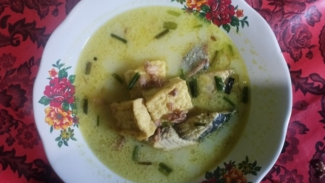 Lauk tongkol kuah santan.