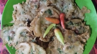 Peyek udang.