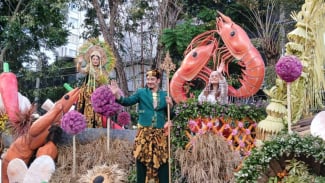 Sosok Dewi Sri dan Puteri Udang FINNA Tampil di Parade Bunga Surabaya Vaganza 2025