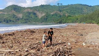 Kunjungan Wisatawan ke Pantai Gemah Turun Gegara Tumpukan Sampah