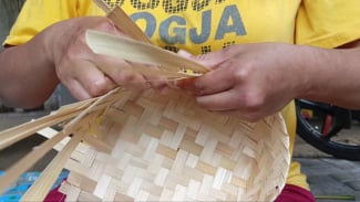 Dhany tengah packing untuk dikirim JNE Dhany tengah packing untuk dikirim JNE