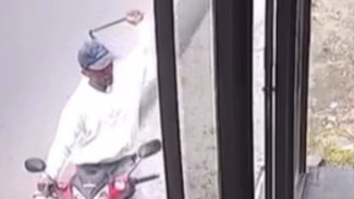 Terekam CCTV, Pengendara Motor Rusak Halte Transjatim Rute Surabaya-Mojokerto