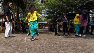 Lestarikan Kearifan Lokal, Anak-anak Trenggalek Bermain Permainan Tradisional
