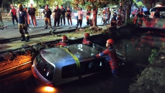 Honda Odyssey Tercebur Sungai Depan Ubaya Surabaya, Korban Selamat