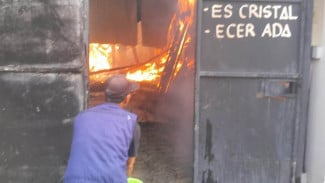 Rumah Usaha di Rungkut Surabaya Ludes Terbakar saat Ditinggal Pemilik Antar Galon