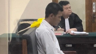 Kuli Asal Gresik Jual Istri untuk Layanan Threesome di Mojokerto Divonis 7 Tahun Penjara, Sang Ibu Histeris