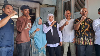 Gubernur Khofifah Kunjungi Janda Perintis Kemerdekaan di Surabaya, Hadiahi Suvenir