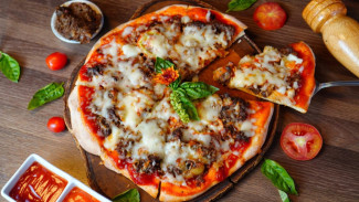 Pizza Merah Putih Rendang, Kuliner Unik di Momen HUT RI ke-80 di Sidoarjo