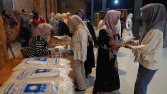 Sambut Ultah ke-27, PAN Jatim Bagikan Ribuan Paket Sembako