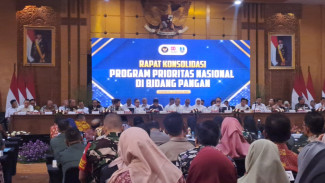 Khofifah Minta Bupati dan Wali Kota Kawal Distribusi Beras Medium di Jatim