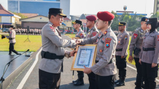 73 Polisi Berprestasi Terima Penghargaan dari Kapolda Jatim, 3 Anggota Polres Mojokerto