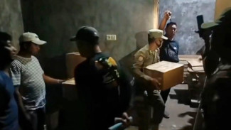 Tim Gabungan Satpol PP dan Polri Gerebek Distributor Miras di Sidoarjo, 21 Kardus Isi Arak Ilegal Diamankan