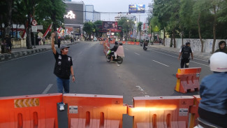 Jalan Menuju Gedung Negara Grahadi Surabaya Diblokade Massa Demo Ojol