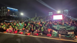 1.000 Lilin Terangi Halaman Polda Jatim, Aksi Solidaritas untuk Affan Kurniawan