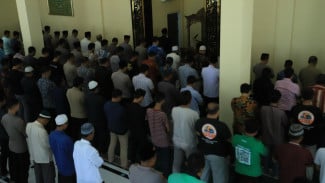 Insiden Affan di Jakarta, Polres Gresik dan Ojol Gelar Sholat Gaib-Doa Bersama