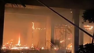 Astaga, Kantor DPRD Kota Kediri Hangus Dibakar Massa Pendemo