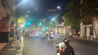 Massa Pembakar Gedung Grahadi Dipukul Mundur Polisi dengan Gas Air Mata