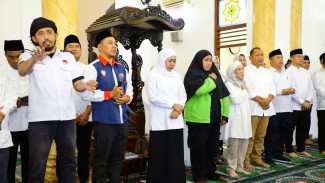 Bersama Ratusan Ojol, Gubernur Khofifah Gelar Doa Bersama untuk Affan Kurniawan