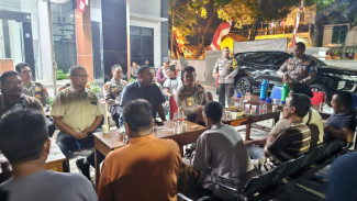Warga Sukarela Ikut Berjaga di Mapolres Tuban