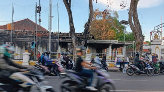 Pasca Gedung Grahadi Dibakar, Banyak Warga Abadikan Momen