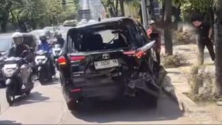 Innova Zenix Rusak Bagian Belakang, Terlibat Kecelakaan dengan Bus Trans Semanggi Suroboyo di Mayjen Sungkono Surabaya
