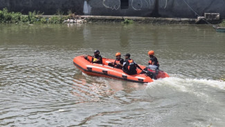 Tim SAR Surabaya Cari Pria Baju Hijau yang Terjun ke Kali Jagir