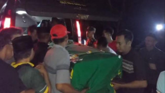 Sedihnya Ayah Tiara Korban Mutilasi Mojokerto saat Jenazah Dimakamkan