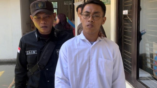 Ekspresi Datar Pramusaji Karaoke Nyambi Mucikari Jajakan LC di Mojokerto saat Dituntut 4 Tahun Bui
