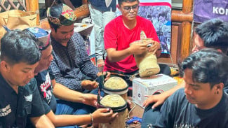 Melestarikan Udeng Pacul Gowang ala Komunitas Kabut Malam