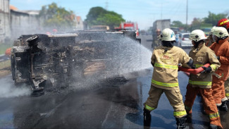 Terkejut saat Disalip, Mobil Boks Oleng dan Terbakar di Tol Dupak Surabaya