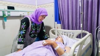 Gubernur Khofifah Besuk Korban Luka Kecelakaan Bus Pariwisata di Rumah Sakit