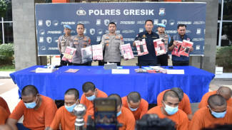 Polres Gresik Ringkus 20 Tersangka Narkotika dalam Operasi 12 Hari