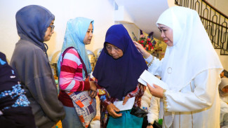 Gubernur Khofifah Serahkan Santunan untuk Korban Kebakaran Rumah di Jemur Wonosari Surabaya
