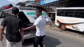 Viral Ambulans Bawa Pasien Kritis Dihalangi Pengendara Toyota Innova di Tuban