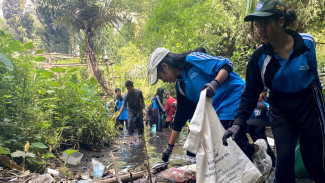 Banyak Sampah di Kali Tulungrejo, Ratusan Siswa Bersihkan DAS Brantas