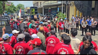 Geram Kerap Didatangi Aparat, Peternak Demo Polres Lamongan Sambil Lepas Belasan Ayam