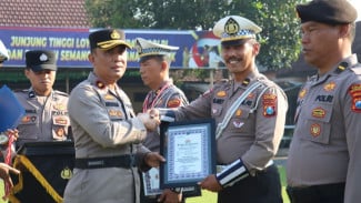 Gagalkan Peredaran Narkoba, Anggota Turjawali Polres Mojokerto Kota Raih Penghargaan