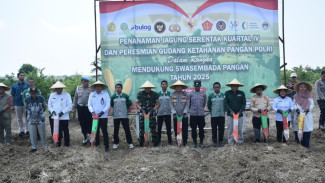 Polres Gresik Ikut Tanam Jagung Serentak dan Resmikan Gudang Ketahanan Pangan