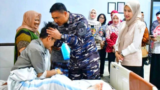 Saat Komandan Puspenerbal Jenguk Santri Korban Tragedi Ponpes Al Khoziny