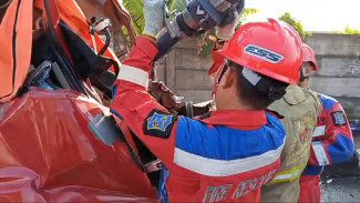 Tabrak Belakang Trailer, Sopir dan Kernet Truk Asal Tuban Meninggal Terjepit Kabin