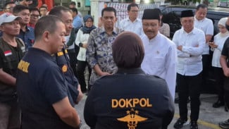 Mensos Kunjungi RS Bhayangkara Surabaya Pastikan Kebutuhan Korban Ponpes Ambruk Terpenuhi