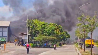 Kalang Kabut saat Bengkel Truk Diamuk Si Jago Merah di Sidoarjo