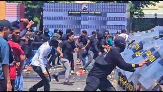 Tegangnya saat Massa Bentrok dengan Polisi dalam Simulasi Sispamkota di Sidoarjo