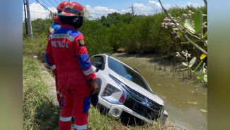 Sopir Ngantuk, Xpander Nyungsep ke Sungai Benowo Surabaya