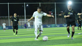 Aksi Kapolres Gresik AKBP Rovan di Lapangan saat Lawan Gresik United All Star