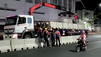 Barrier Plastik di Jalan Depan TP Surabaya Diganti Beton untuk Cegah Kecelakaan